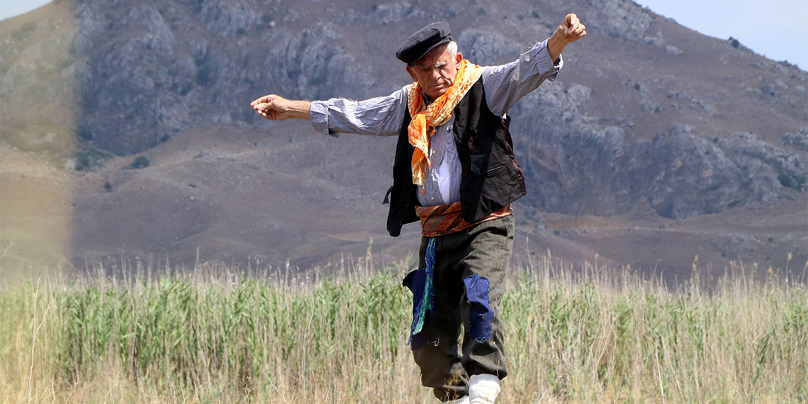 Kuruyan Karataş Gölü'ne dikkat çekmek için halk oyunu oynadı