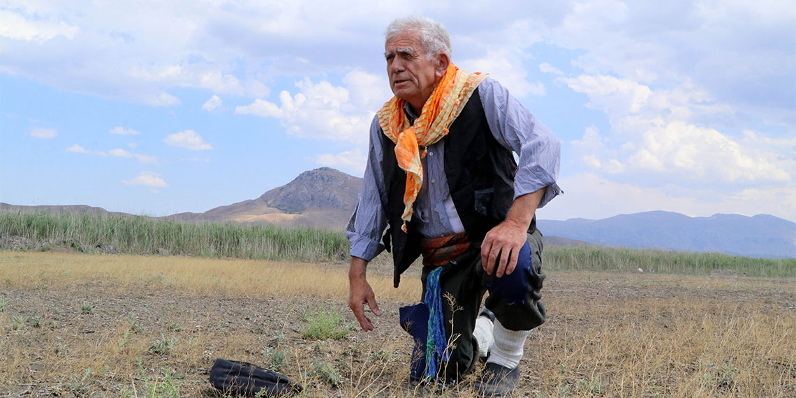 Burdurlu emekli öğretmen Eşraf Yurdasiper (69), tamamen kuruyan Karataş Gölü'ne dikkat çekmek için halk oyunu oynadı.