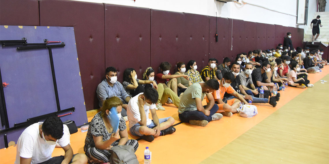 Ekonomik ve siyasi kriz, sosyal çatışma gibi faktörlerden yaşam standardı daha yüksek ülkelere gitmeyi arzulayanların hedef ülkesi haline gelen Türkiye'de son 20 yılda 2.6 milyon düzensiz göçmen yakalandı.