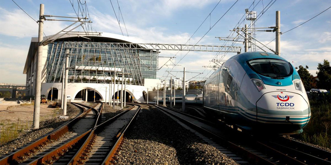 Ulaştırma ve Altyapı Bakanı Abdulkadir Uraloğlu, 2002 yılında 2 bin 122 kilometre olan elektrikli demir yolu hat uzunluğunun yüzde 237 oranında artırılarak 7 bin 142 kilometreye yükseltildiğini açıkladı.