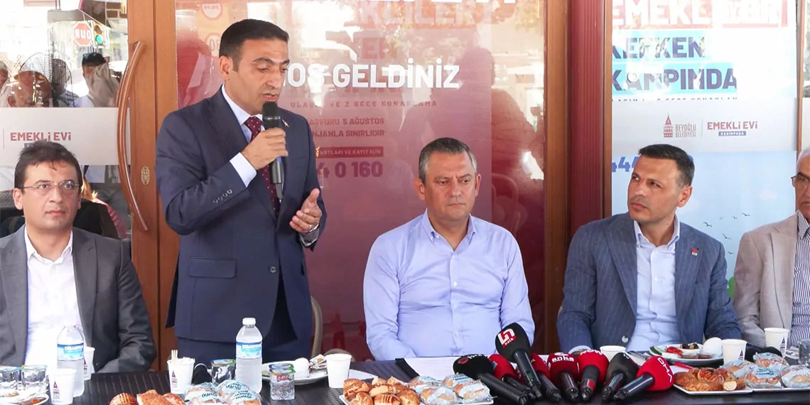 Chp genel başkanı özgür özel beyoğlu emekli evi’ni ziyaret etti. Emeklilerle bir araya gelen özel, “chp iktidara geldiğinde birinci ay değil yetişmez ama ikinci ay en düşük emekli maaşı asgari ücret olacak. Söz veriyoruz. Sonra hakkınızı geri vereceğiz. En düşük emekli maaşı iki yıl içinde 1,5 asgari ücrete çıkacak” dedi.