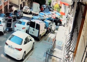 Kağıthane'de kontrolden çıkan otomobilden atladı; kaza anı kamerada