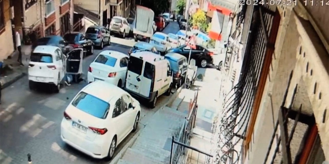 Kağıthane'de kontrolden çıkan otomobilden atladı; kaza anı kamerada