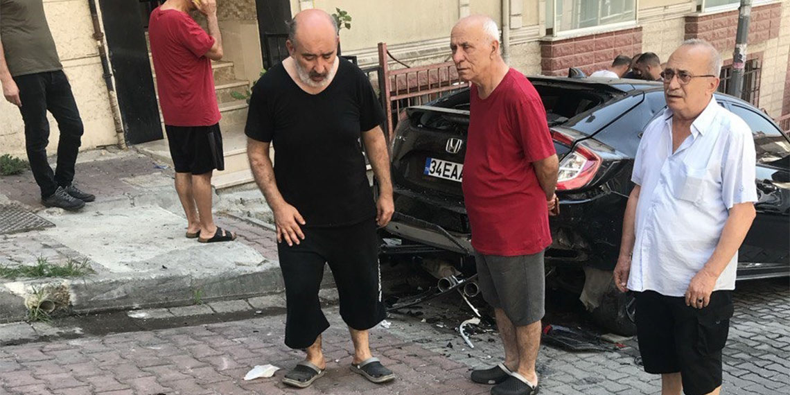 Kağıthane'de kontrolden çıkan otomobilden atladı; Kaza anı, güvenlik kamerasına saniye saniye yansıdı.