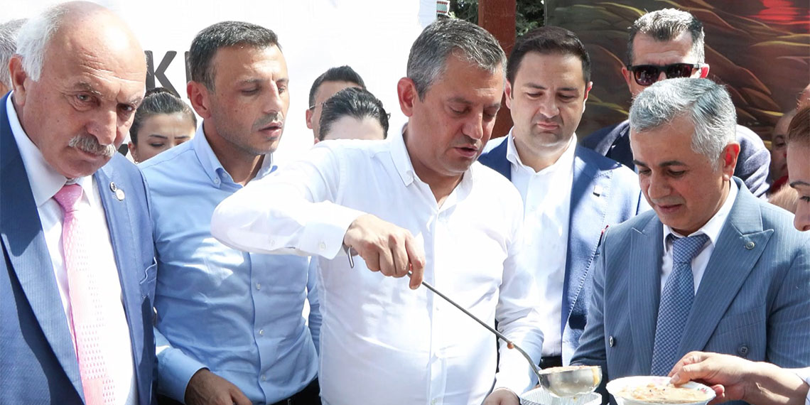 CHP Genel Başkanı Özgür Özel, Erikli Baba Eğitim ve Kültür Vakfı ve Cemevi’ni ziyaret etti. Özel, “Cemevleri ibadethane kabul edilip, camiye ne yapılıyorsa Cemevine de aynısı yapılacağı güne kadar bu talebinizin sonuna kadar arkasındayım” dedi.