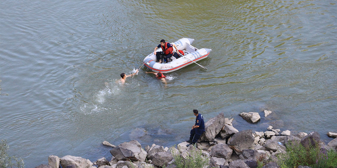Serinlemek için girdiği Yeşilırmak'ta boğuldu