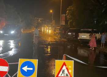 Bodrum'da ana su isale hattı patladı; Kaldırım yarıldı
