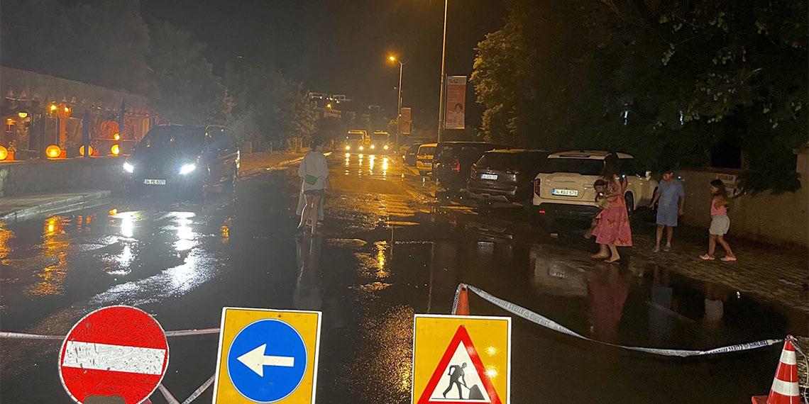 Bodrum'da ana su isale hattı patladı; Kaldırım yarıldı