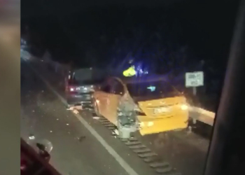 Eskişehir-Ankara karayolunda ilerleyen kamyon, tren raylarına uçtu