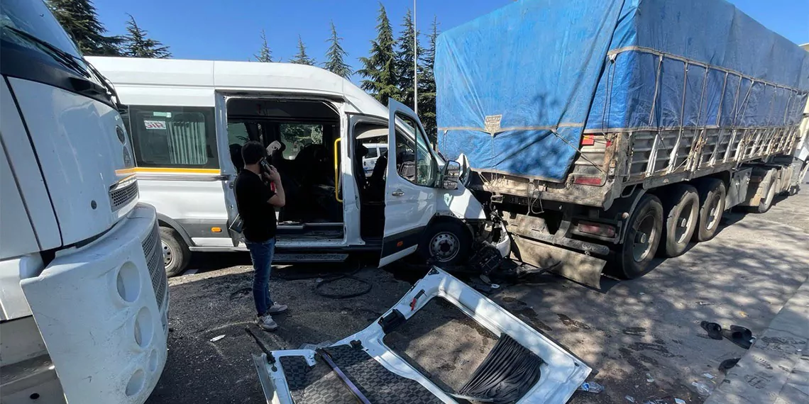 Gaziantep'te işçi servis minibüslerinin kafa kafaya çarpışması sonucu meydana gelen kazada 1’i ağır 21 kişi yaralandı.