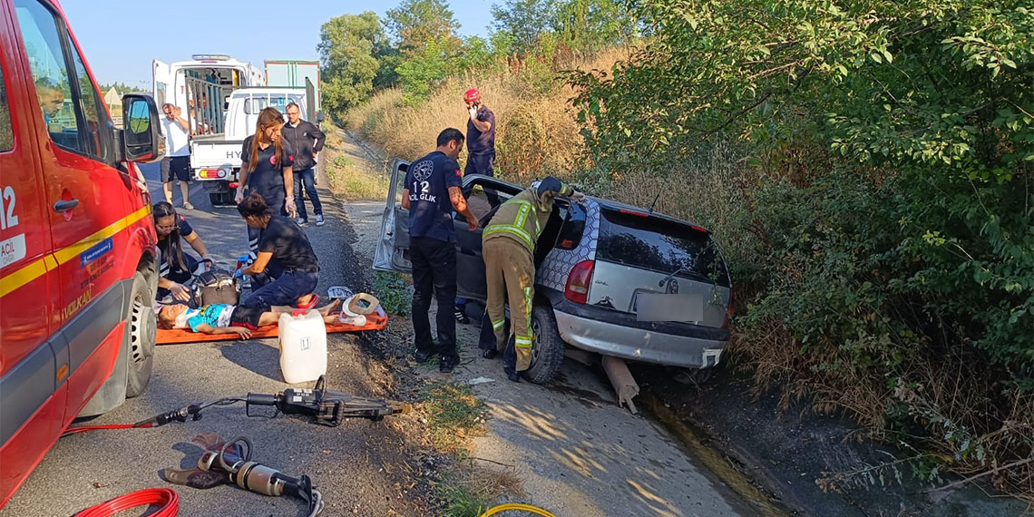 Yağmur suyu kanalına düşen otomobildeki 1 kişi öldü, 3 yaralı var