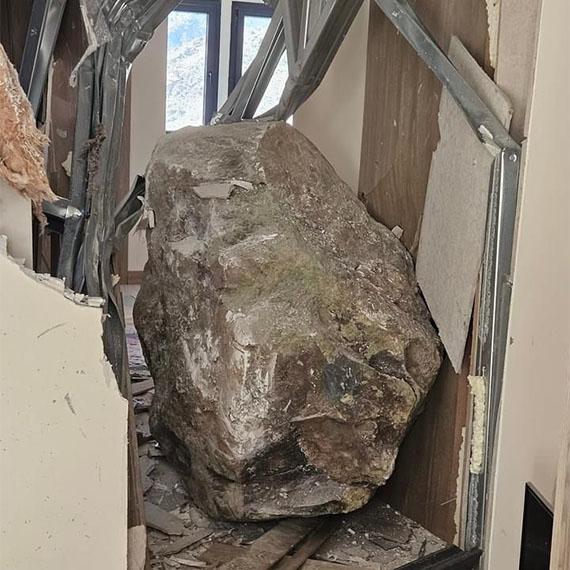 Yusufeli'de kaya düşen ev hasar gördü, yerleşim yerinin üst tarafındaki sarp yamaçta taş düşme riskine karşı bazı evler tahliye edildi.