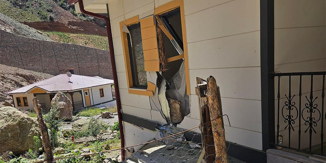 Yusufeli'de kaya düşen ev hasar gördü