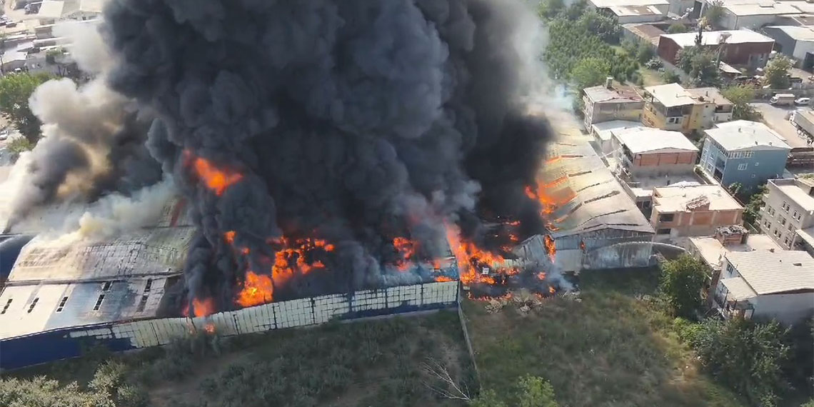 Bursa'da kağıt ve elyaf fabrikalarındaki yangın 3 fabrikaya sıçradı