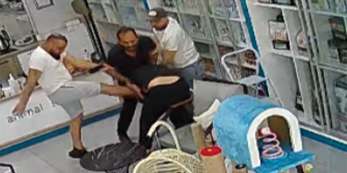 Kocaeli’nin Çayırova ilçesinde Veterineri darbeden 3 kişi polis tarafından gözaltına alındı. Emniyette ifadeleri alınan 3 şüpheli, Cumhuriyet savcılığının talimatıyla serbest bırakıldı.