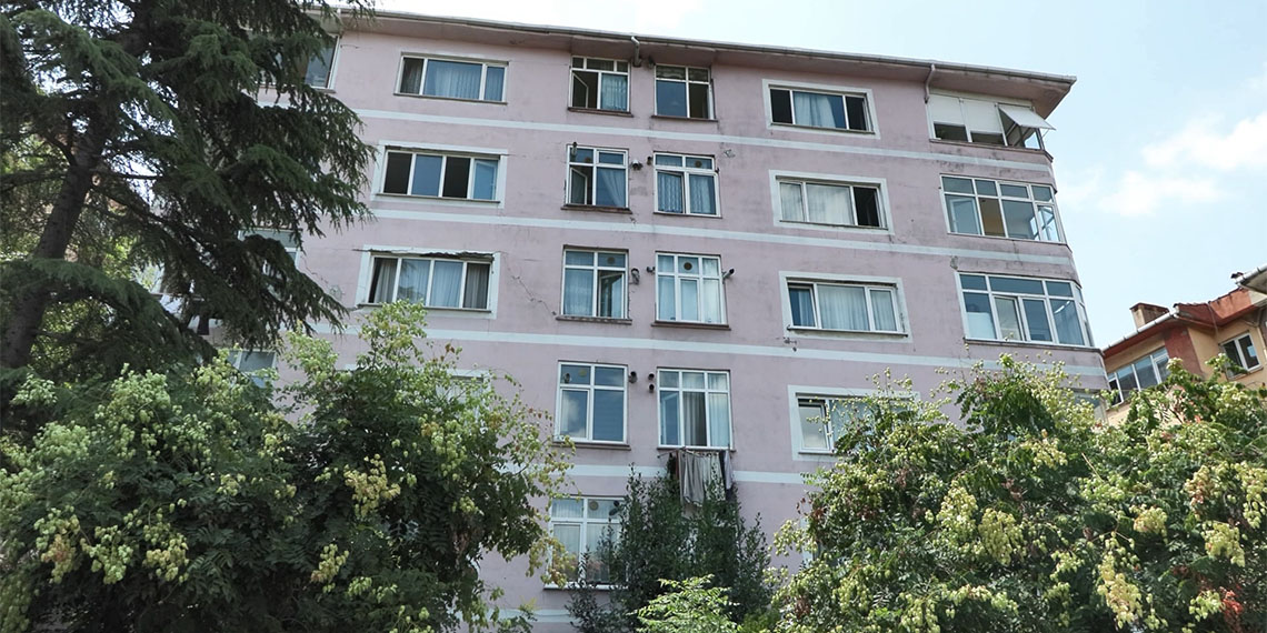 Bahçelievler'de 104 daireli sitenin tehlikeli görüntüsü dikkat çekti