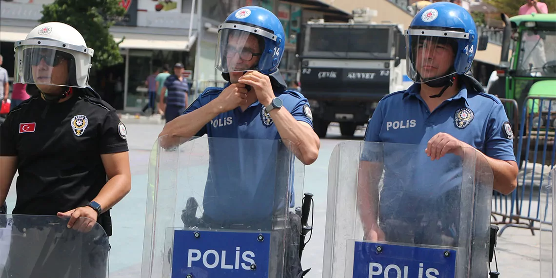 Devletin en üst makamlarınca verilen sözlerin tutulması için çağrıda bulunan memurların bolu'dan ankara'ya yürüyüşüne polis izin vermedi.