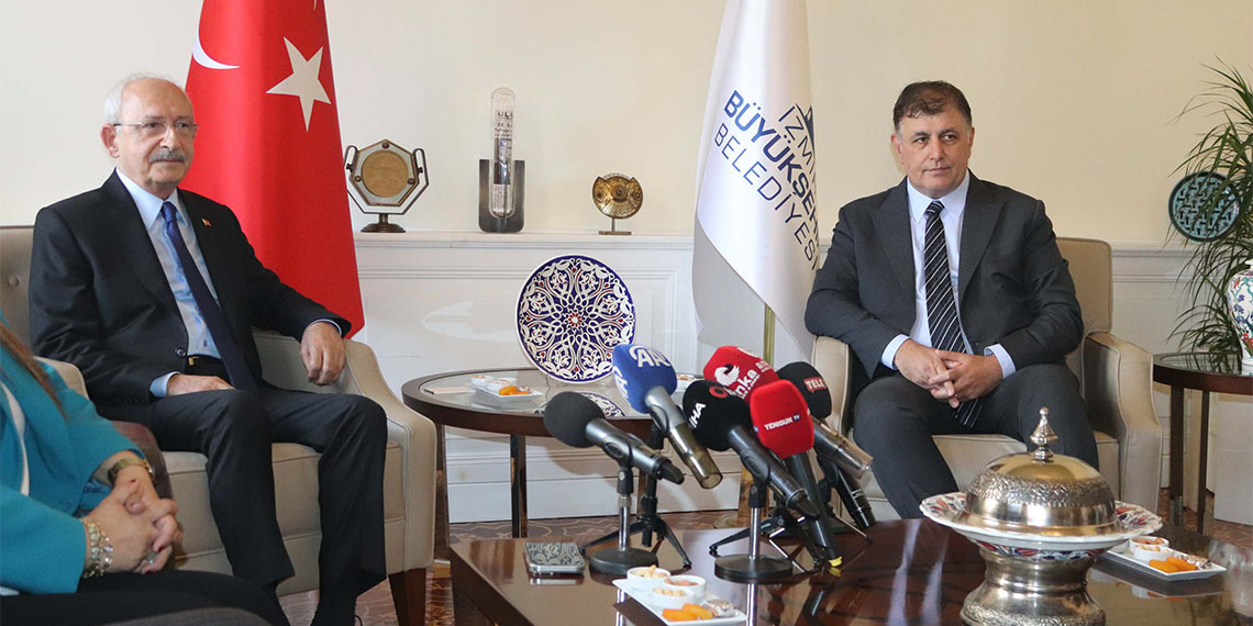 CHP'nin eski Genel Başkanı Kemal Kılıçdaroğlu, İzmir Büyükşehir Belediye Başkanı Cemil Tugay'ı Egemenlik Evi'ndeki ziyaretinde, "Her belediyede olduğu gibi İzmir'in de sorunları var. Sorunsuz bir belediye yok ama Cemil Tugay başkanın sorunları akılcı politikalarla çözeceğine inanıyorum" dedi.