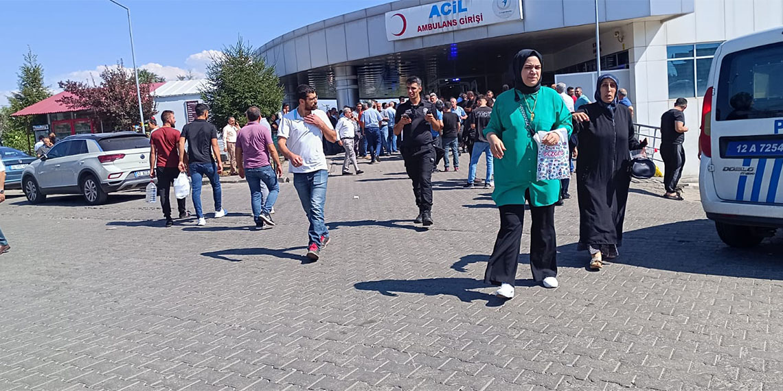 Bingöl’de madde bağımlısı sokaktakilere bıçakla saldırdı. Olayda 2 kişi öldü, 7 kişi yaralandı. Şüpheli polis tarafından yakalanarak gözaltına alındı.