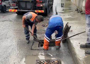 Eyüpsultan'da etkili olan sağanak hayatı felç etti