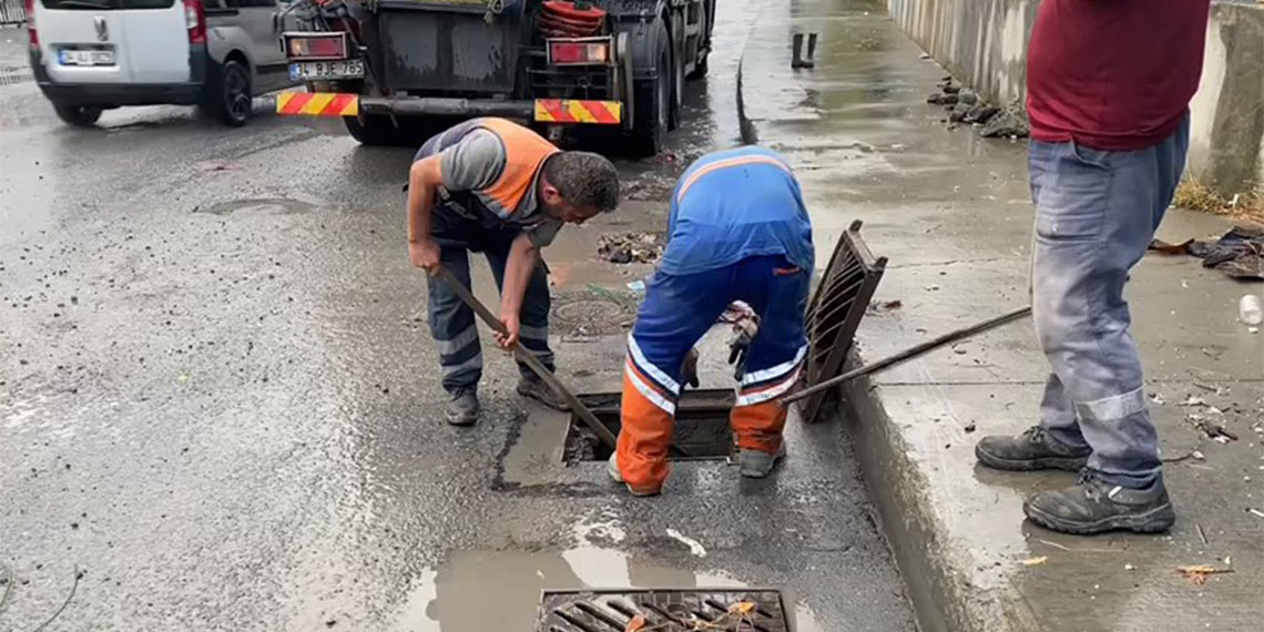 Eyüpsultan'da etkili olan sağanak hayatı felç etti