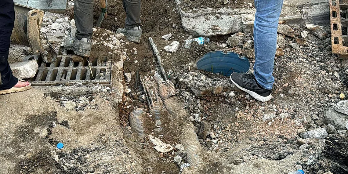 İzmir'de sağanak sırasında yolda elektrik akımına kapılan 2 kişinin ölümüyle ilgili soruşturma kapsamında gözaltına alınan 11 kişi adliyeye sevk edildi.