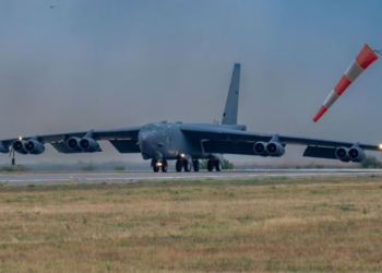 ABD'ye ait B-52 tipi stratejik bombardıman uçağı 32 saat uçuş yaptı