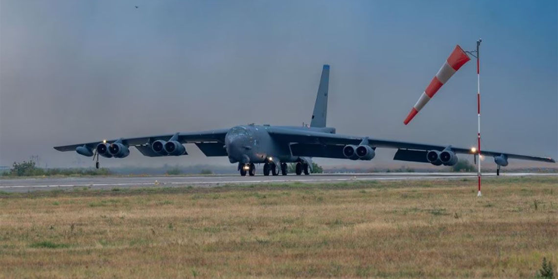 ABD'ye ait B-52 tipi stratejik bombardıman uçağı 32 saat uçuş yaptı