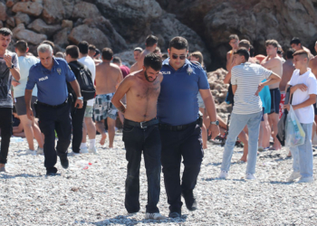 Sivil polis ekiplerine neşterle direndiler