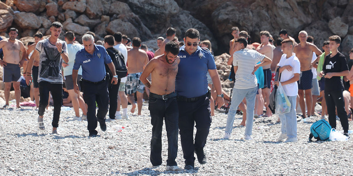 Sivil polis ekiplerine neşterle direndiler