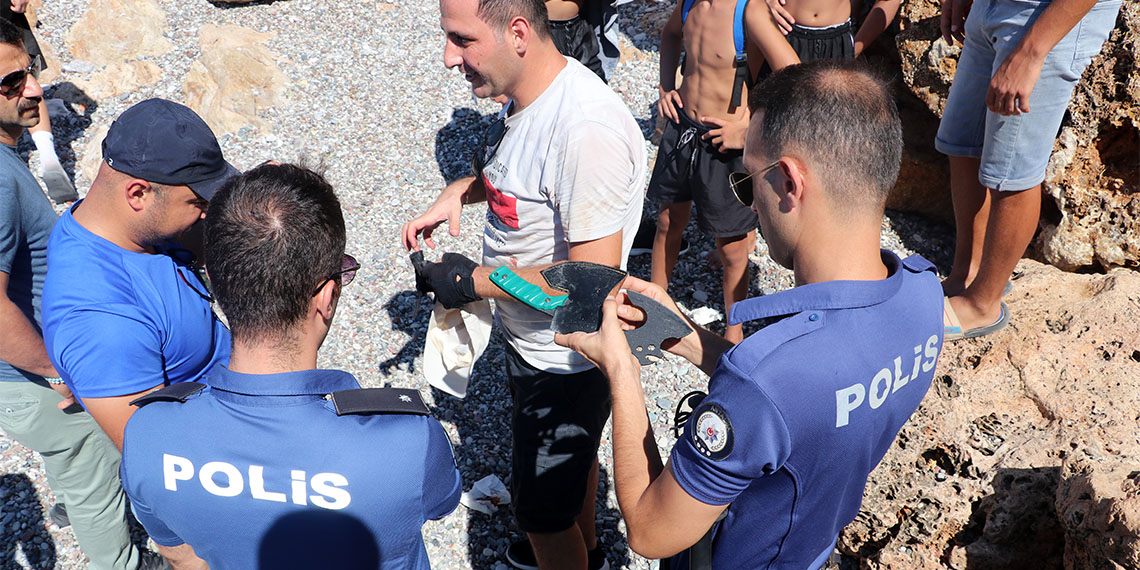 Antalya'da denizde yüzen kişinin cep telefonunu çaldıkları ve geri vermek için 4 bin TL talep ettikleri iddia edilen 5 kişi, olay yerine çağrılan sivil polis ekiplerine neşter ve küçük kamp baltasıyla direndi.