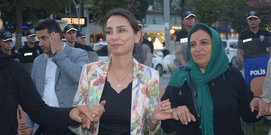 Halkların Eşitlik ve Demokrasi Partisi (DEM Parti) Eş Genel Başkanı Tülay Hatimoğulları, "Kayyumcu zihniyet ve anlayışın dile ve müziğe nasıl sirayet ettiğine birkaç gündür devam eden operasyonlarla, gözaltılarla bir kez daha tanıklık ettik" dedi.