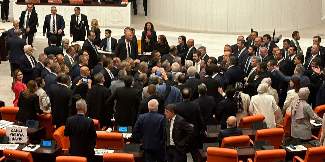 TBMM Genel Kurulu'nda milletvekilleri arasında arbede