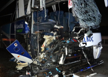 Yolcu otobüsü yem yüklü kamyona çarptı: 1 ölü, 36 yaralı