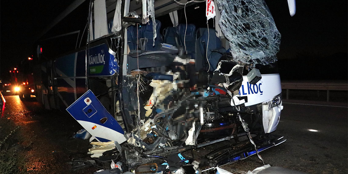 Yolcu otobüsü yem yüklü kamyona çarptı: 1 ölü, 36 yaralı