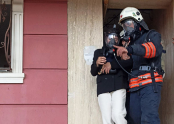 Yangında balkonda mahsur kalan 4 kişi kurtarıldı