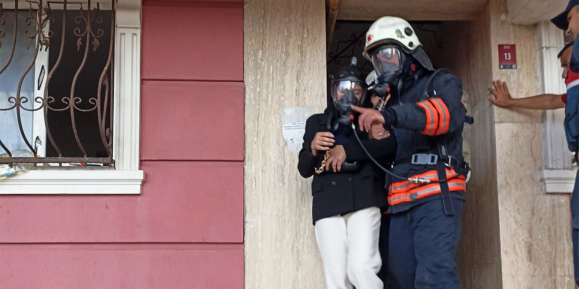 Yangında balkonda mahsur kalan 4 kişi kurtarıldı