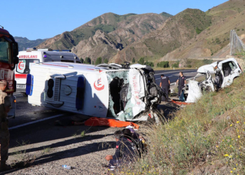 Erzurum'da ambulans ile hafif ticari araç çarpıştı; 4 ölü