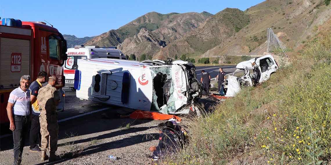 Erzurum'da ambulans ile hafif ticari araç çarpıştı; 4 ölü