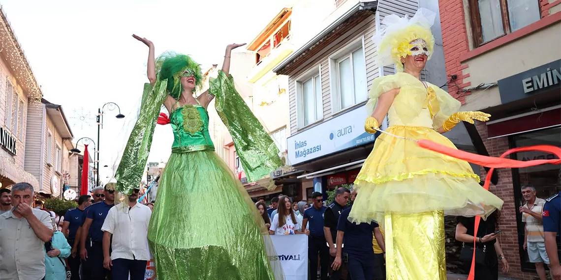 Şile bezi kültür ve sanat festivali’nin 35’incisi başladı. Festivalin ilk gününde şarkıcı buray sahne aldı.