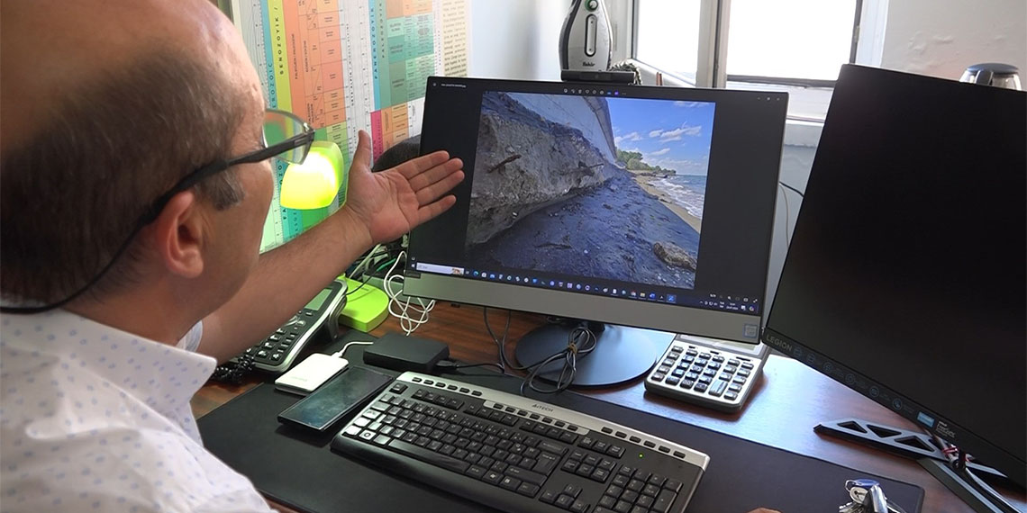 Samsun'un Atakum ilçesinde, sahildeki beton kaldırım yolu kıyı erozyonu nedeniyle ciddi zarar gördü, erozyon nedeniyle plajları kaybetme riski ile karşı karşıyayız.