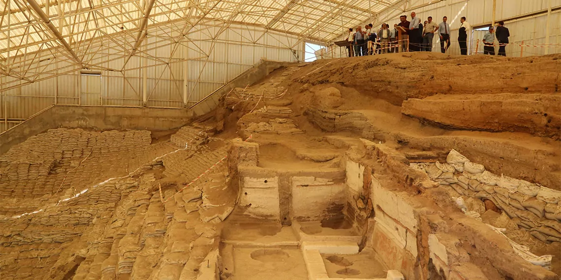 Konya’da, unesco dünya kültür miras listesi’nde yer alan, ilk yerleşim yerlerinden 9 bin yıllık çatalhöyük’teki tanıtım ve karşılama merkezine gelen ziyaretçiler, teknolojik ortamda 9 bin yıl öncesine giderek neolitik dönemi deneyimliyor.