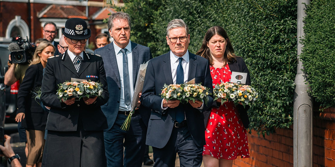 İngiltere'de 3 çocuğun öldürülmesi sonrası camiye düzenlenen protestoda 39 polisin yaralandığı duyuruldu.