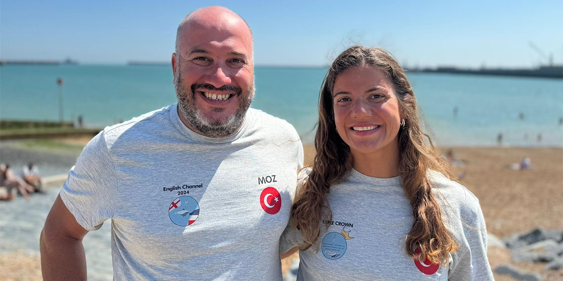 Dünya tarihinde ilk defa iki Türk sporcu Manş Denizini yüzerek geçti
