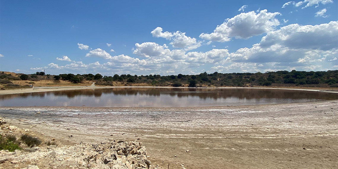 Çanakkale'nin Ezine ilçesinde kalp şekli ile dikkat çeken 'Kalpli Göl' pembe renge büründü. Sıcaklıklar nedeniyle 'Kalpli Göl'de su seviyesinde azalma gözlendi.