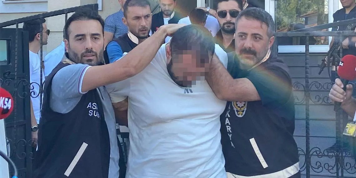 Sakarya'da ferizli eski belediye başkanı ahmet soğuk'un (64) silahlı saldırıda öldürülmesiyle ilgili soruşturmada gözaltına alınan, tetikçi olduğunu itiraf eden muhammet furkan ö. 'nün (29) de aralarında olduğu 4 şüpheli adliyeye sevk edildi.