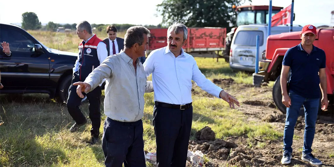 Edirne valisi yunus sezer, kavurucu sıcaklar ve kuraklık nedeniyle son yılların en düşük seviyelerinde akan tunca nehri'nin beslediği, su sıkıntısı yaşanan çeltik ekili 6 köyde yeni su kuyuları açılmaya başlandığını söyledi.