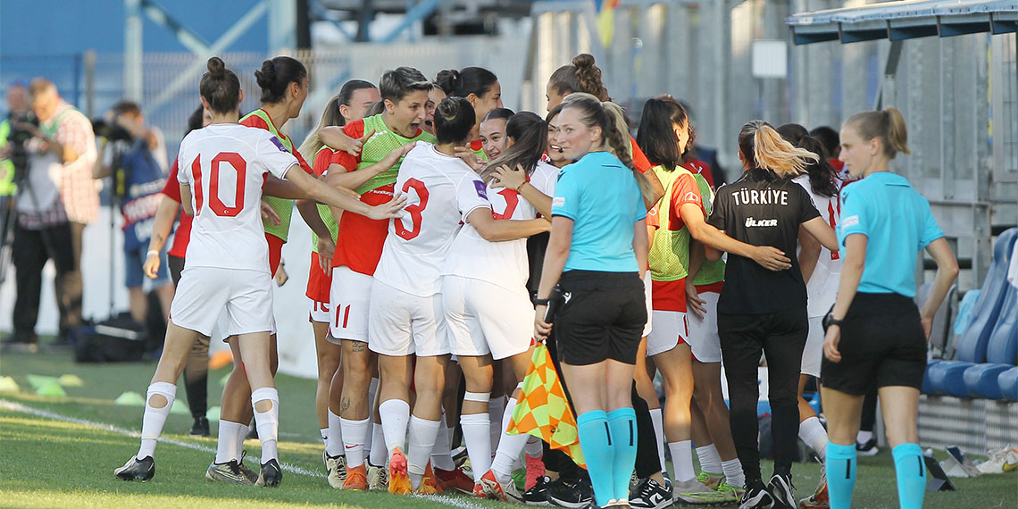 A Milli Kadın Futbol Takımı play-off'ları garantiledi