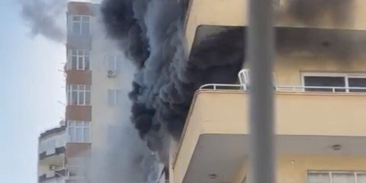 Adana'da 10 katlı binada yangın