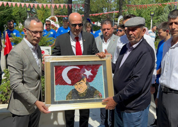 Aksakallı, Ömer Halisdemir'in mezarını ziyaret etti